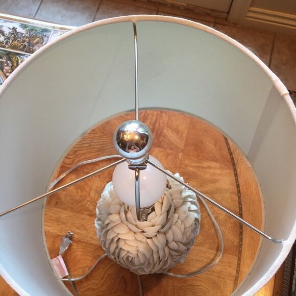GORGEOUS SHELL Rosette Lamp! - Picture 6 of 7